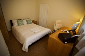 Clean Bath property by canal and town with free parking, WiFi and breakfast included, Bath